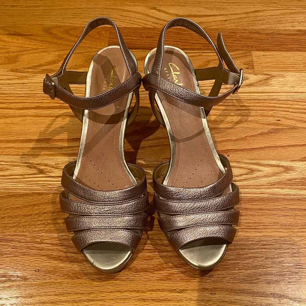 Clarks Gold Strappy Sandals Mayra Poppy Metallic Heel Size 8.5 Comfort Dress